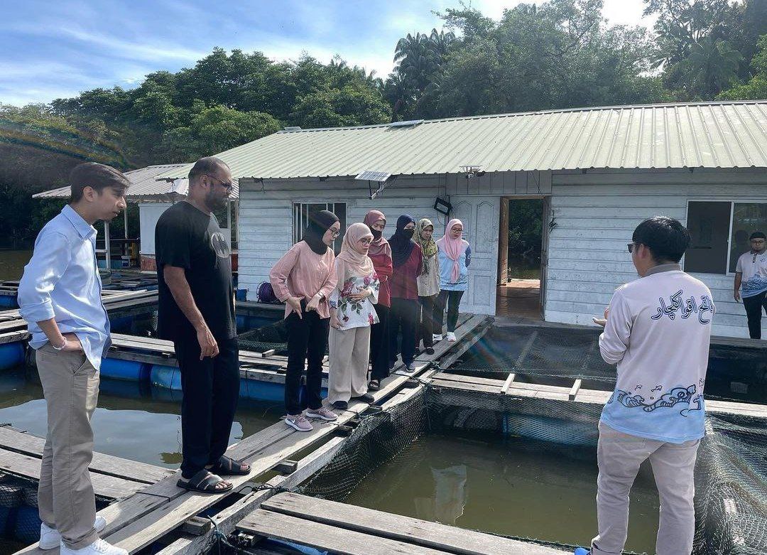 Educational visit by students learning about aquaculture practices